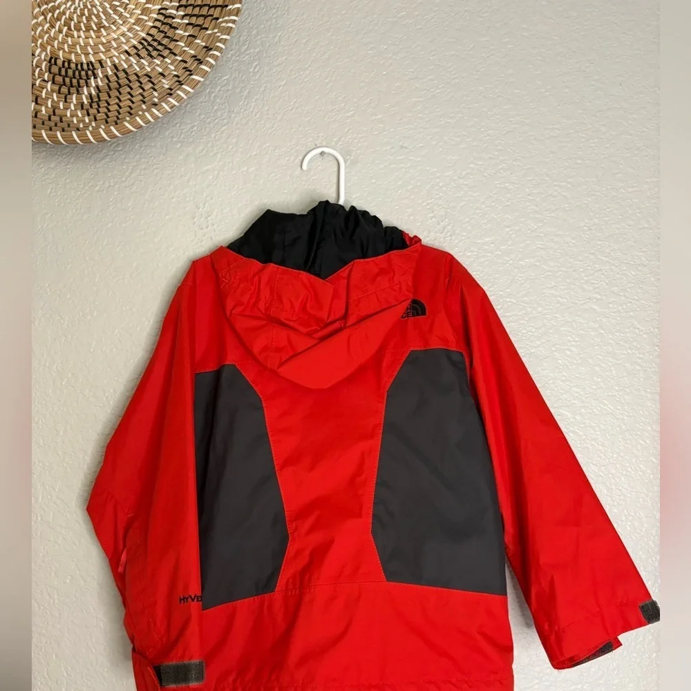 The North Face Boys Red Ski Jacket Hyvent Outer Layer Waterproof